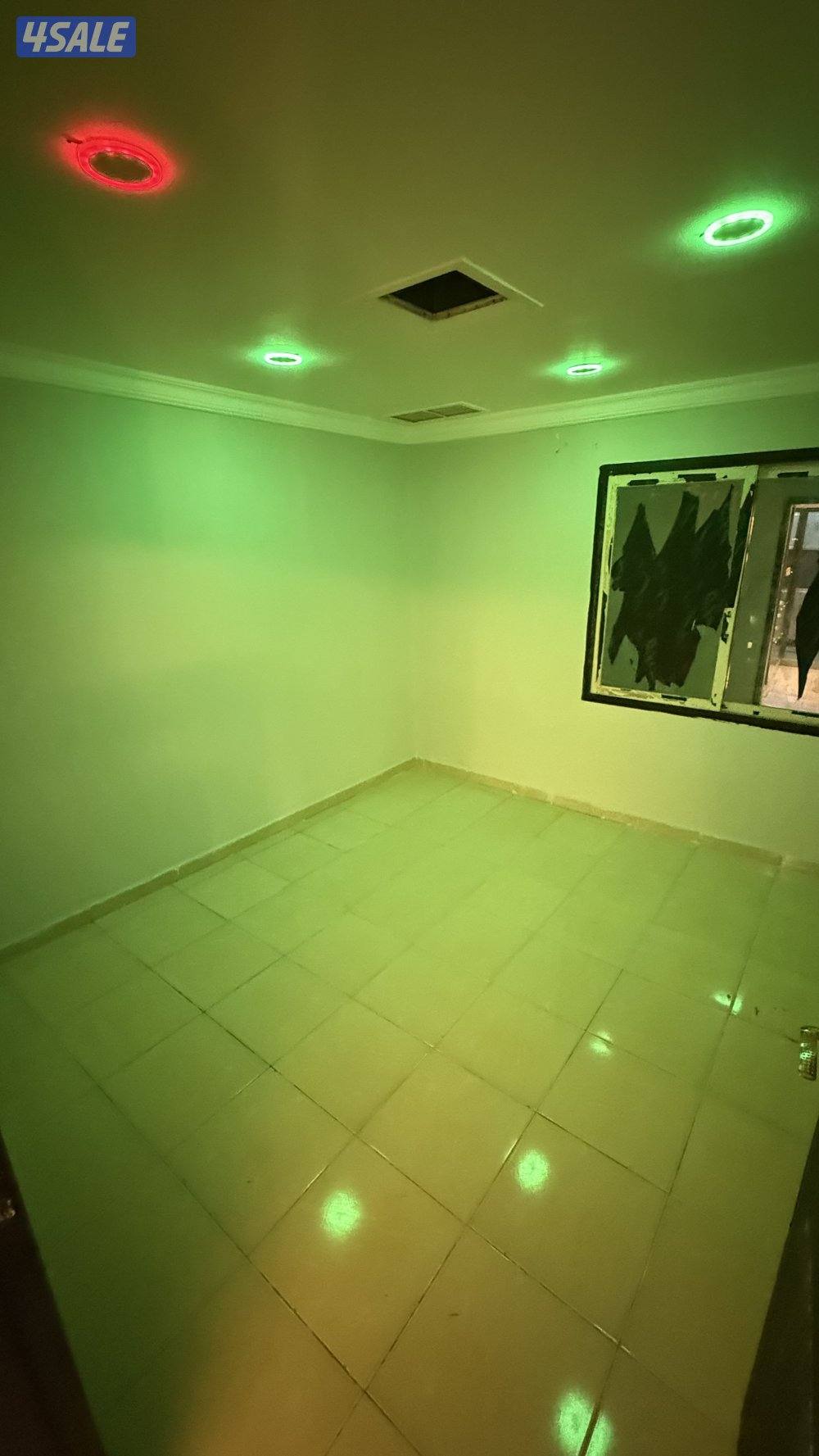 يوجد لدينا شقق الايجار غرفة وصالة ومطبخ وحمام خلو وفاضي يوجد باركن 🚘🚙11