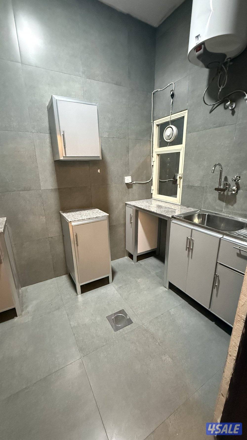 يوجد لدينا شقق الايجار غرفة وصالة ومطبخ وحمام خلو وفاضي يوجد باركن 🚘🚙12