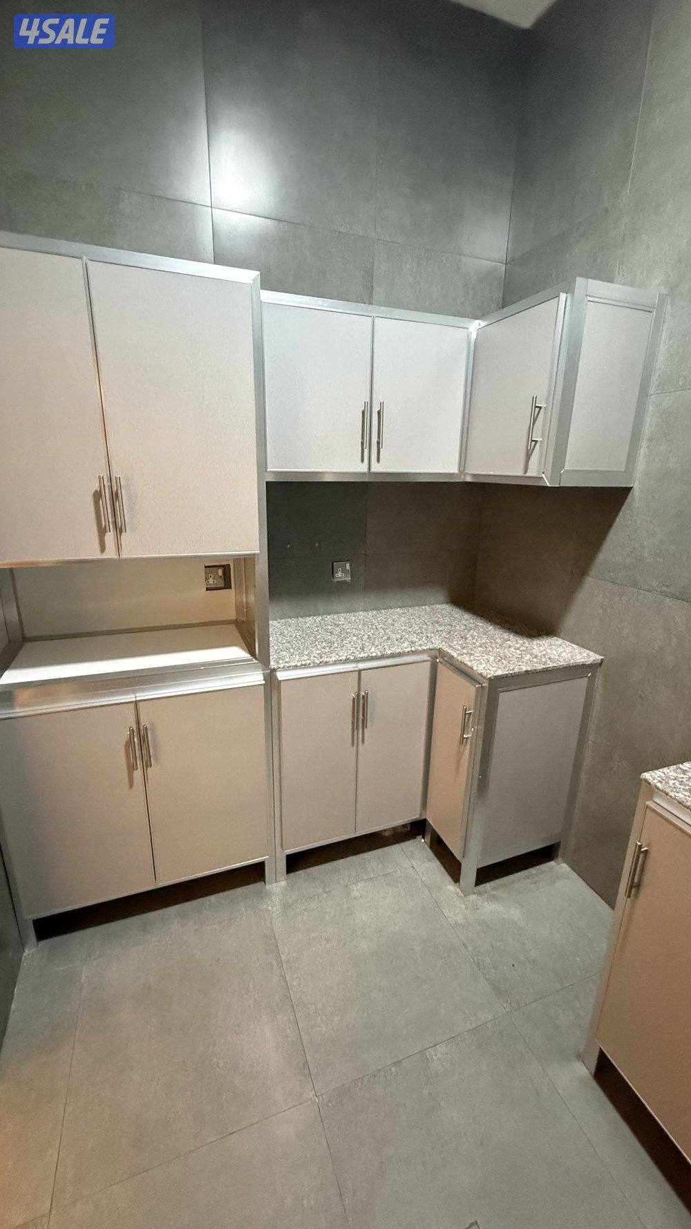 يوجد لدينا شقق الايجار غرفة وصالة ومطبخ وحمام خلو وفاضي يوجد باركن 🚘🚙13