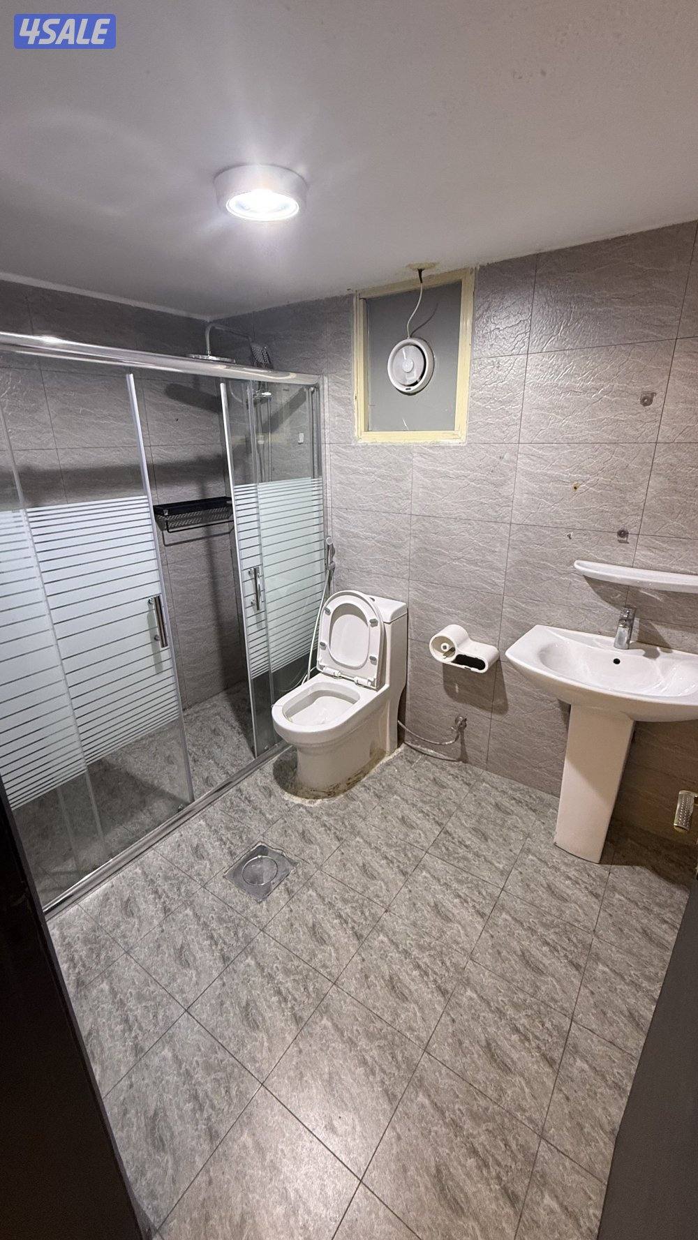 يوجد لدينا شقق الايجار غرفة وصالة ومطبخ وحمام خلو وفاضي يوجد باركن 🚘🚙14