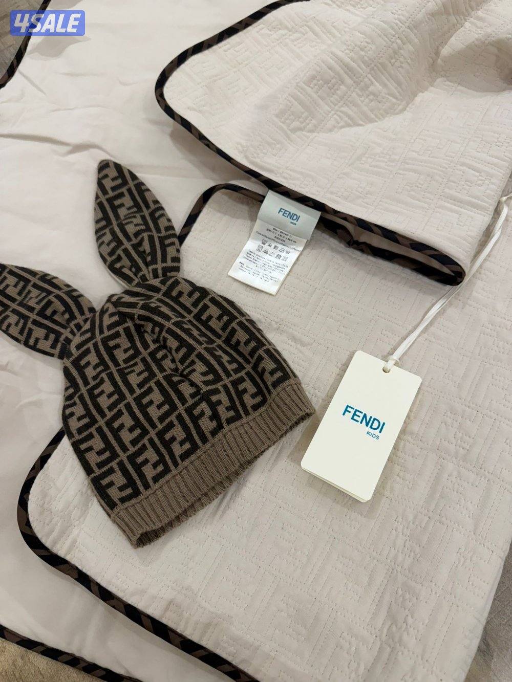 لفة مواليد مع كاب فندي Fendi اصلي من الافنيوز0