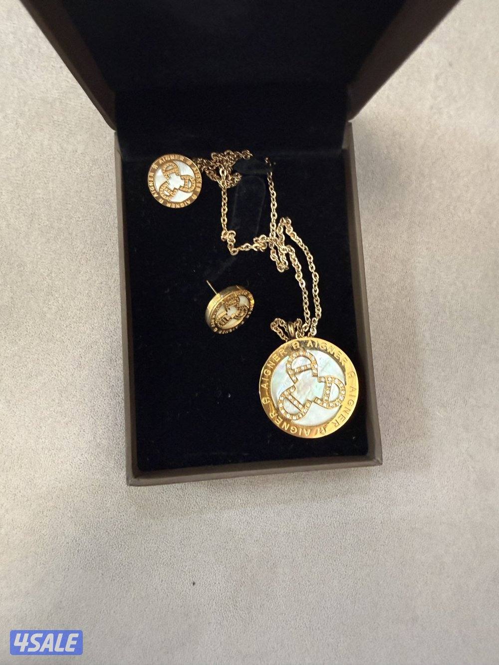 ساعه اقنر معاها تراجي و قلاده1