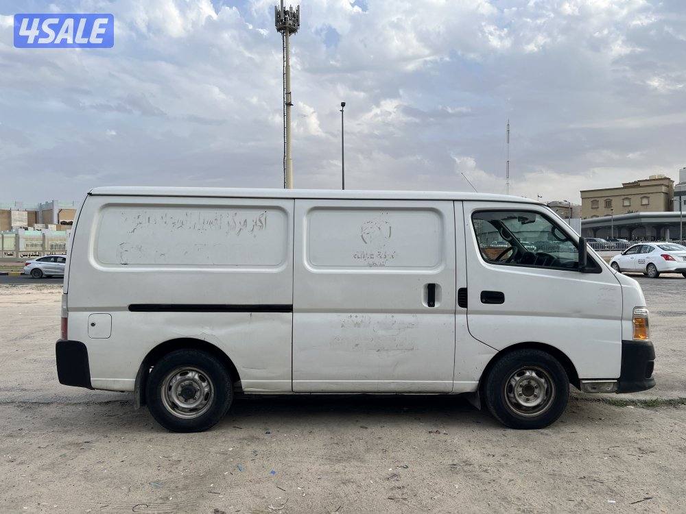 للبيع باص ٢٠١٠ قير عادي0