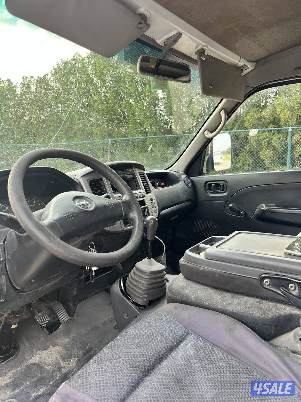 للبيع باص ٢٠١٠ قير عادي5