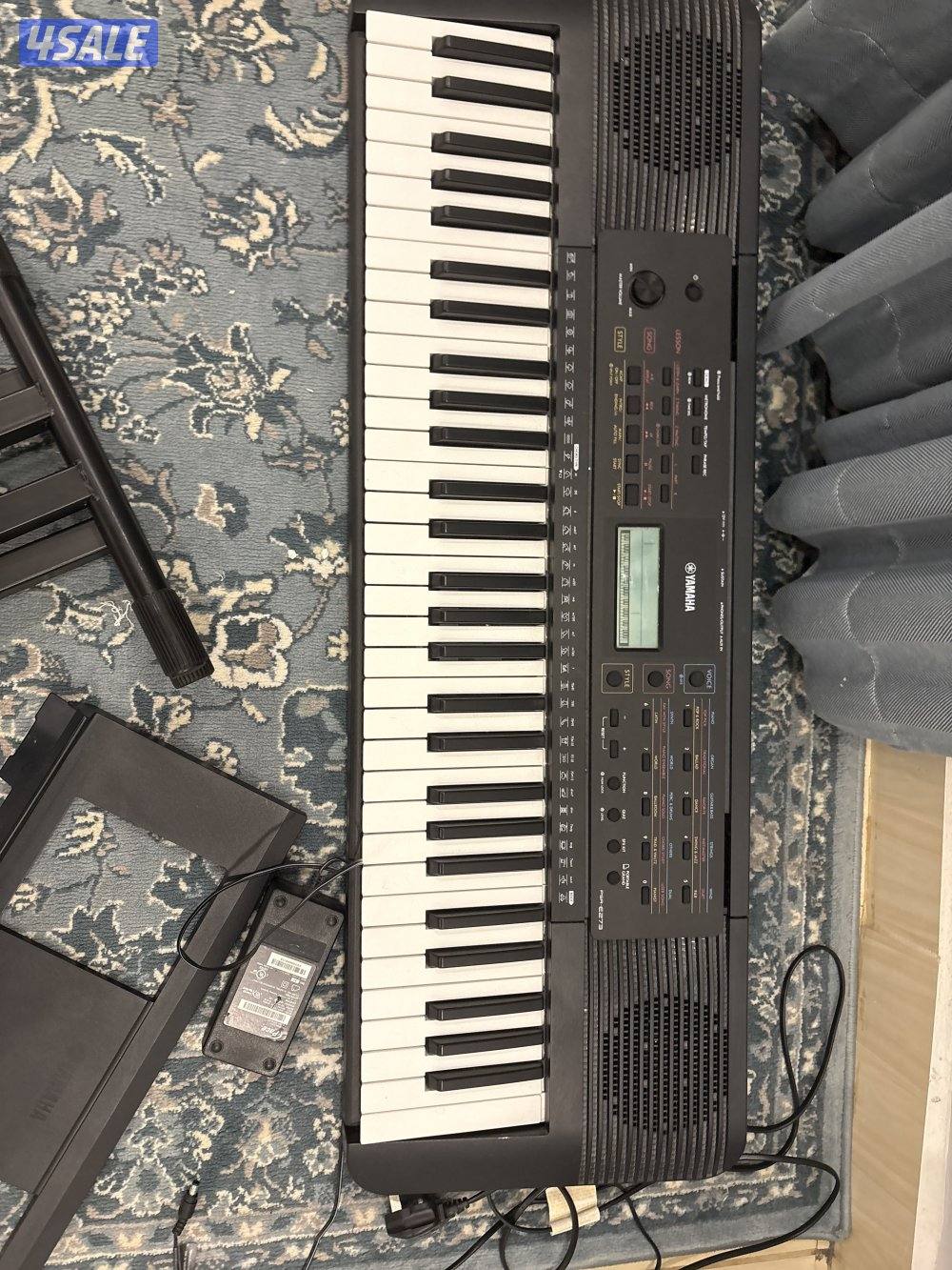 Yamaha psr-e273 مع كامل ملحقاته ما عدا الكرتون بحالة نظيفة0