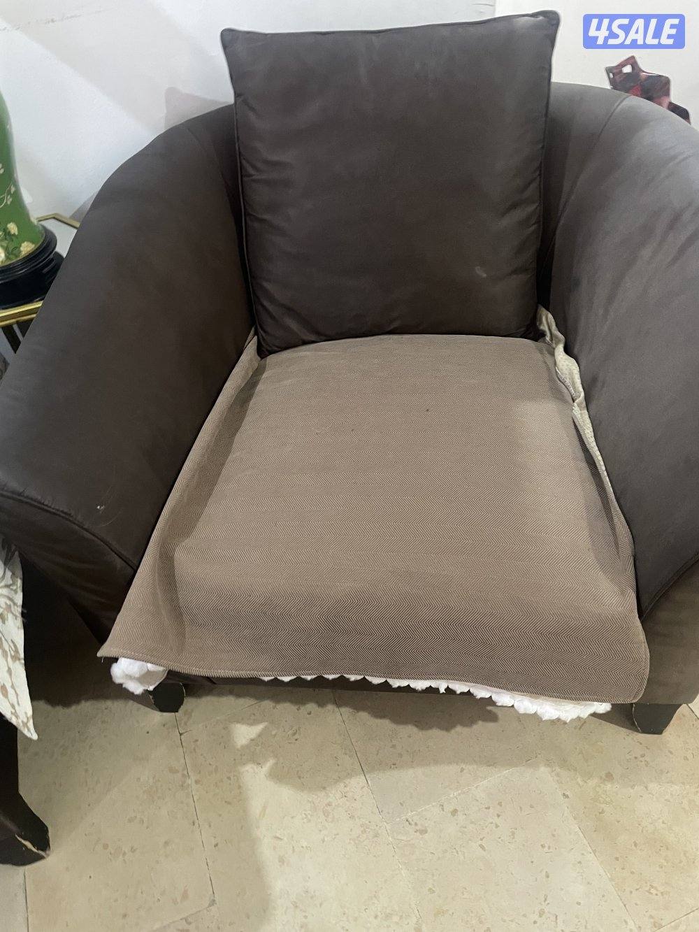 Sofa 3 sofa 2 and chairغير مكسور ومعاه كارفر للقعدات4