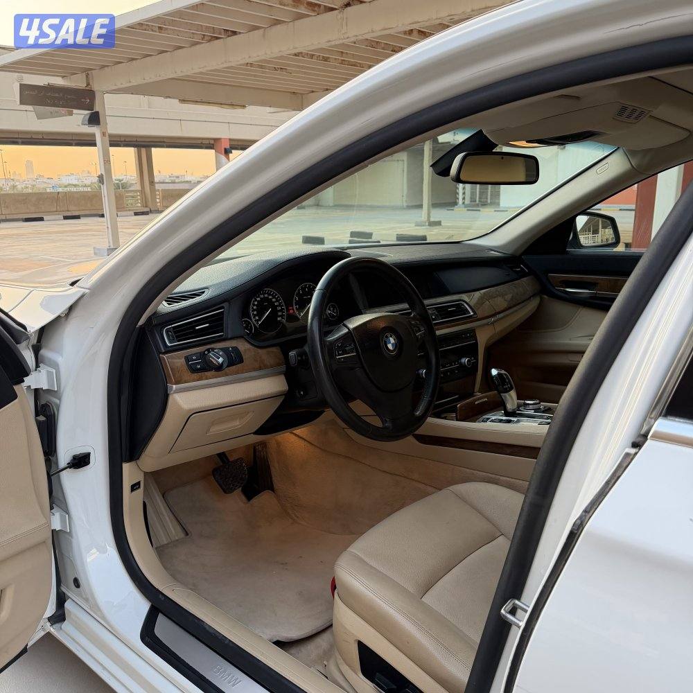 BMW 740i ( 2010 )1
