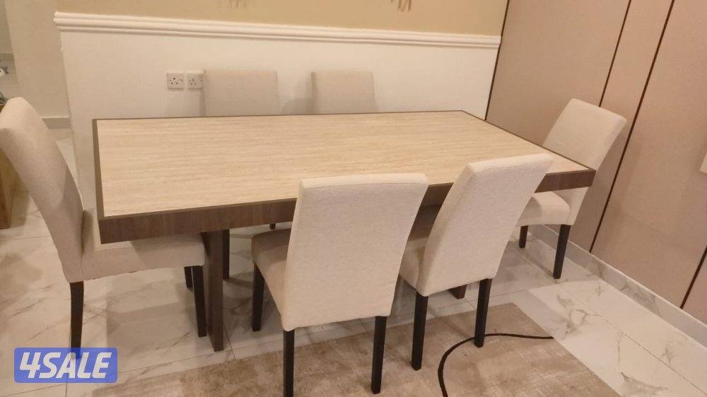 طاولة طعام من ٦ كراسي نظيفه استعمال خفيف وعليها حماية زجاج0