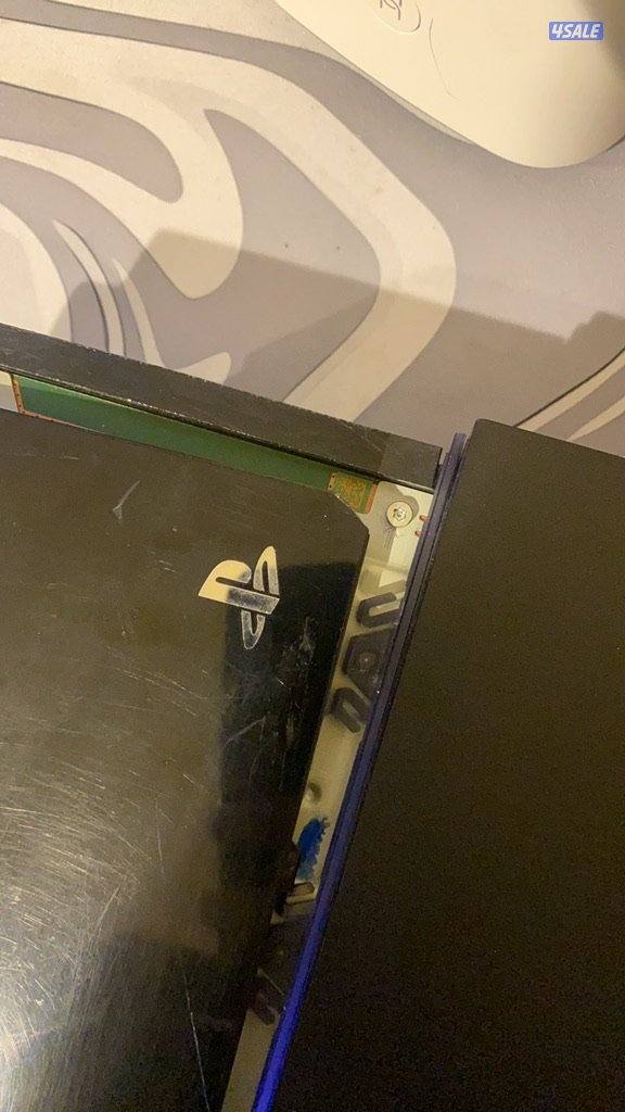 بلايستيشن 4عادي مع كل اغراضه يده وكل كيبلاته مستعمل نضيف0