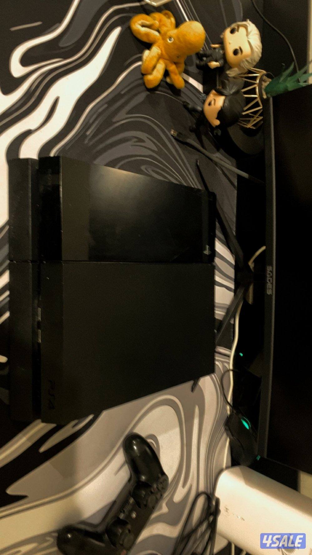 بلايستيشن 4عادي مع كل اغراضه يده وكل كيبلاته مستعمل نضيف2