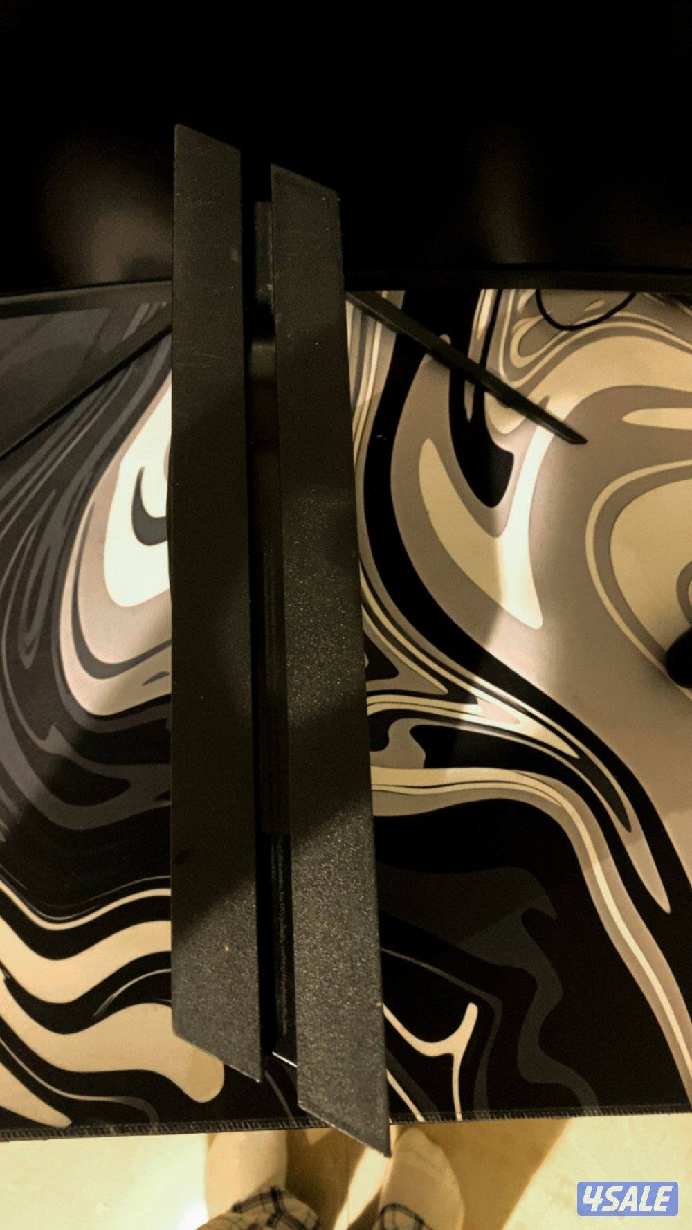 بلايستيشن 4عادي مع كل اغراضه يده وكل كيبلاته مستعمل نضيف4