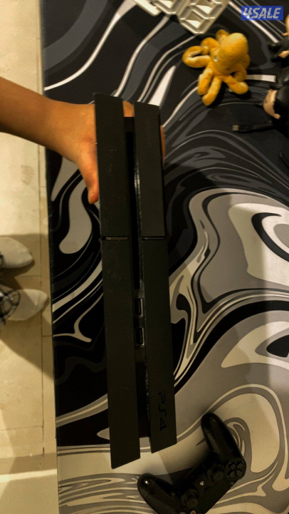 بلايستيشن 4عادي مع كل اغراضه يده وكل كيبلاته مستعمل نضيف3