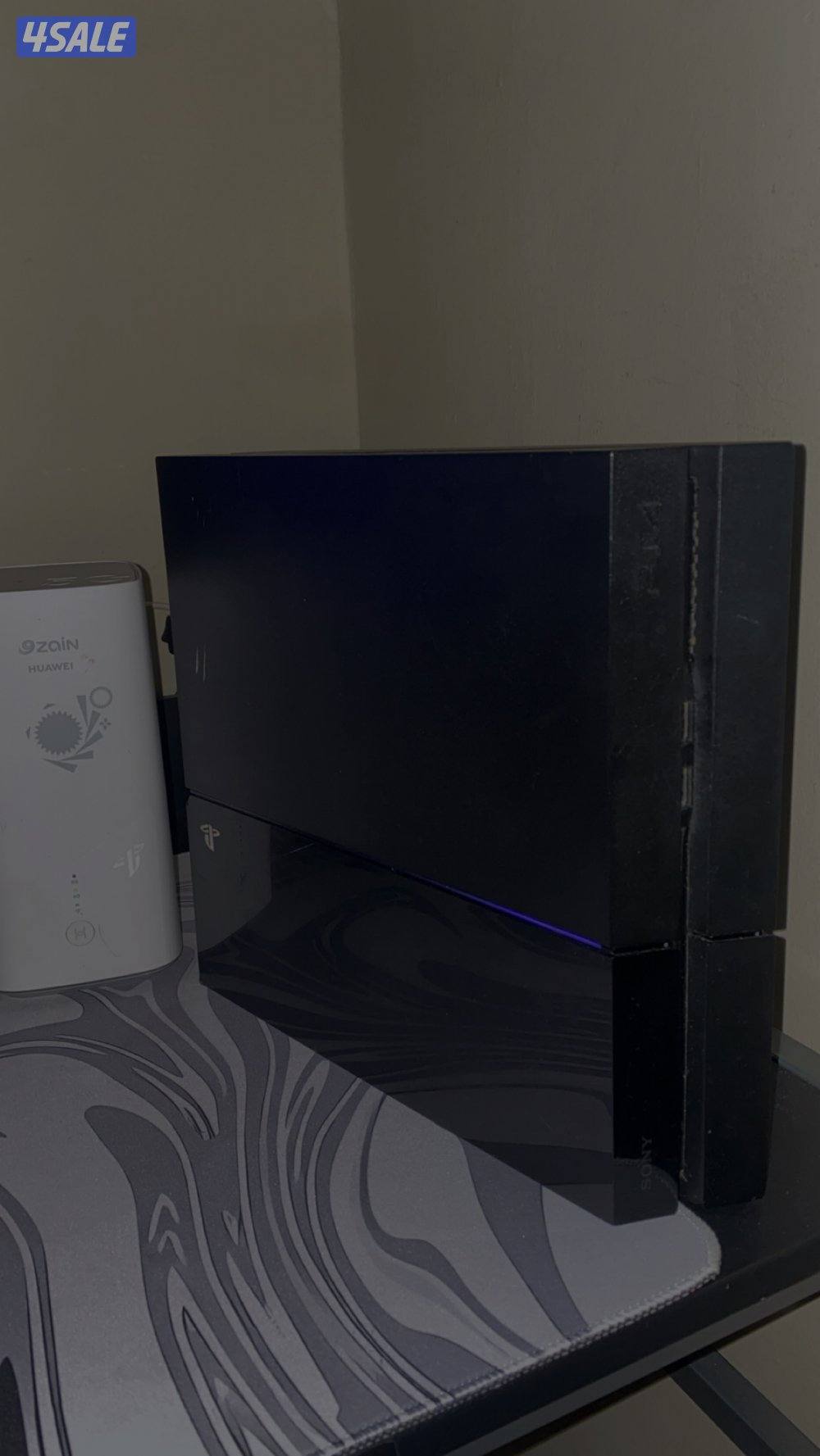 بلايستيشن 4عادي مع كل اغراضه يده وكل كيبلاته مستعمل نضيف6