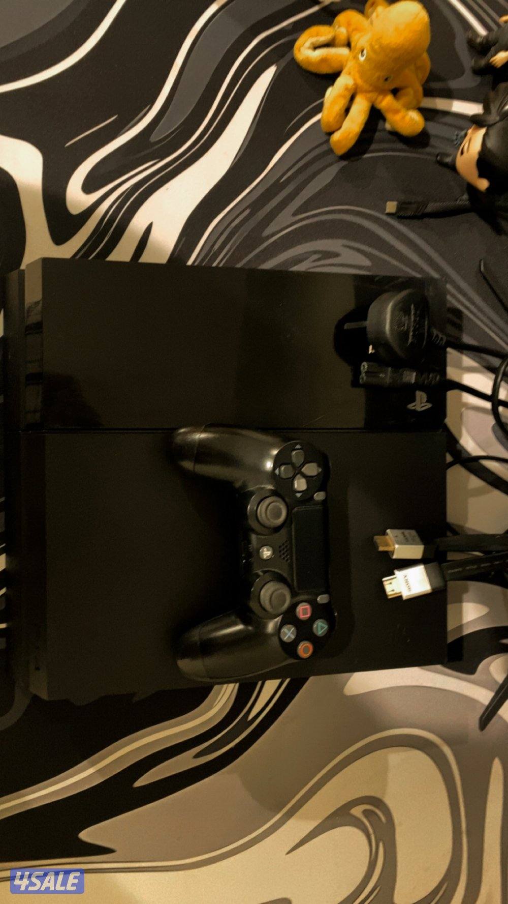 بلايستيشن 4عادي مع كل اغراضه يده وكل كيبلاته مستعمل نضيف9