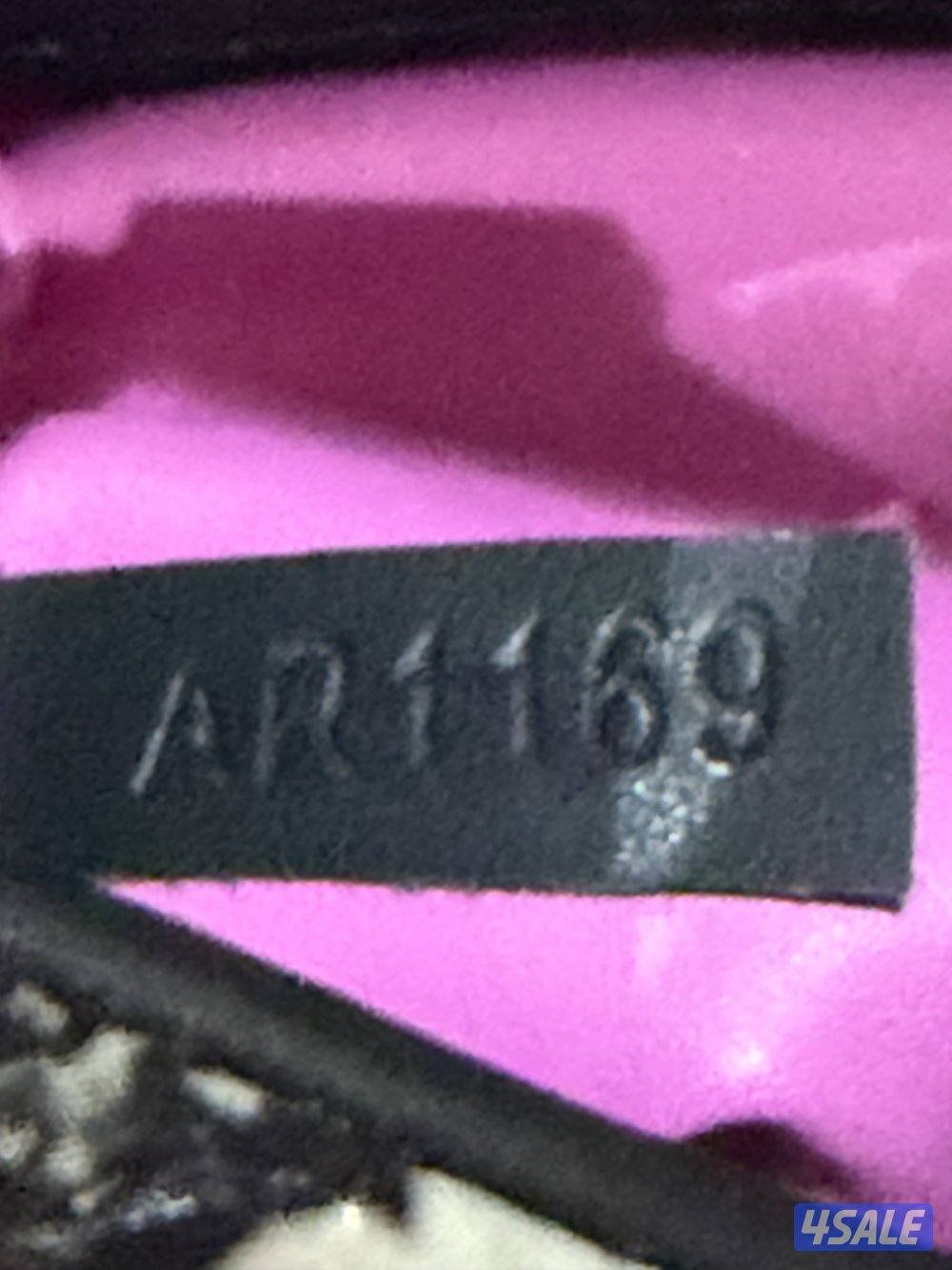 Original lv no accessories .. used but very clean until inside .4