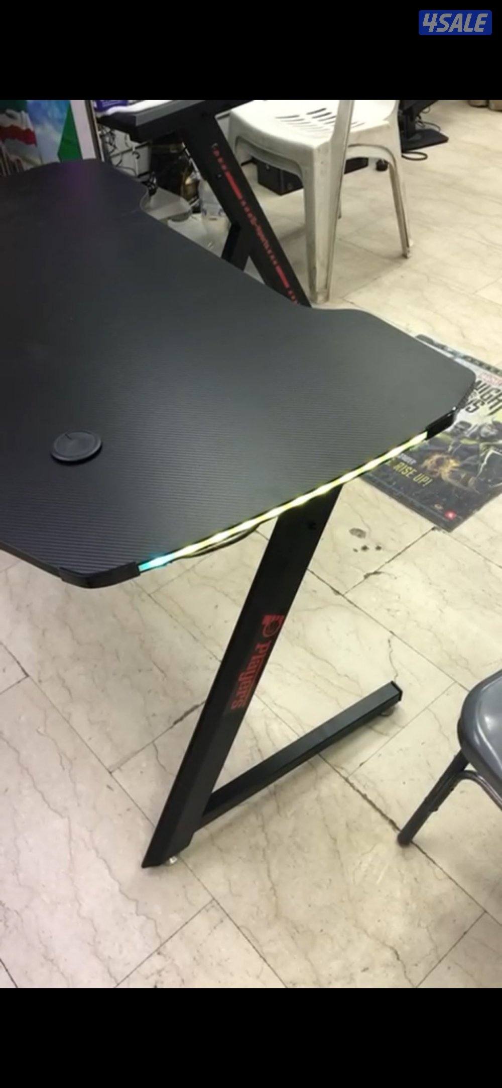 للبيع طاوله وكرسي قيمينق جديد فقط تم ازاله الكيس2