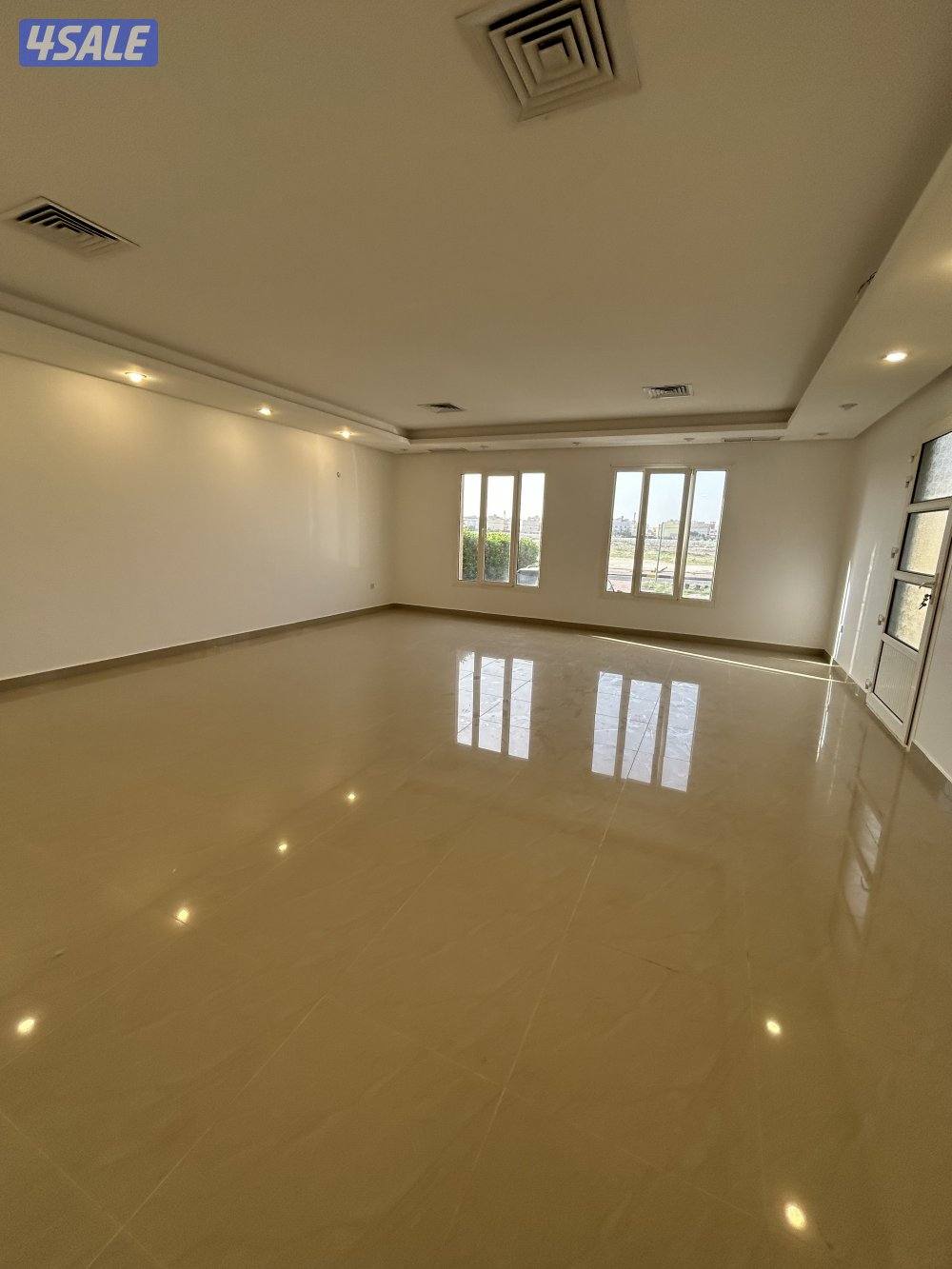 للإيجار في جابر الاحمد دور أرضي كامل وشقق1