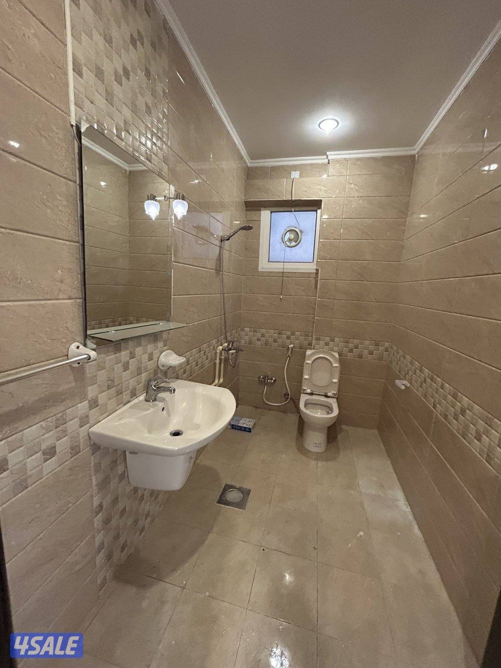 للإيجار في جابر الاحمد دور أرضي كامل وشقق2