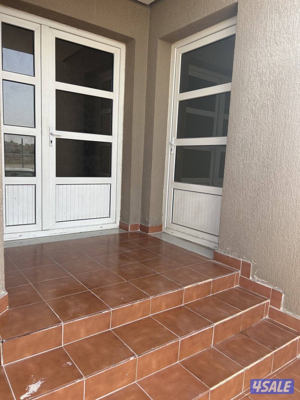 للإيجار في جابر الاحمد دور أرضي كامل وشقق3