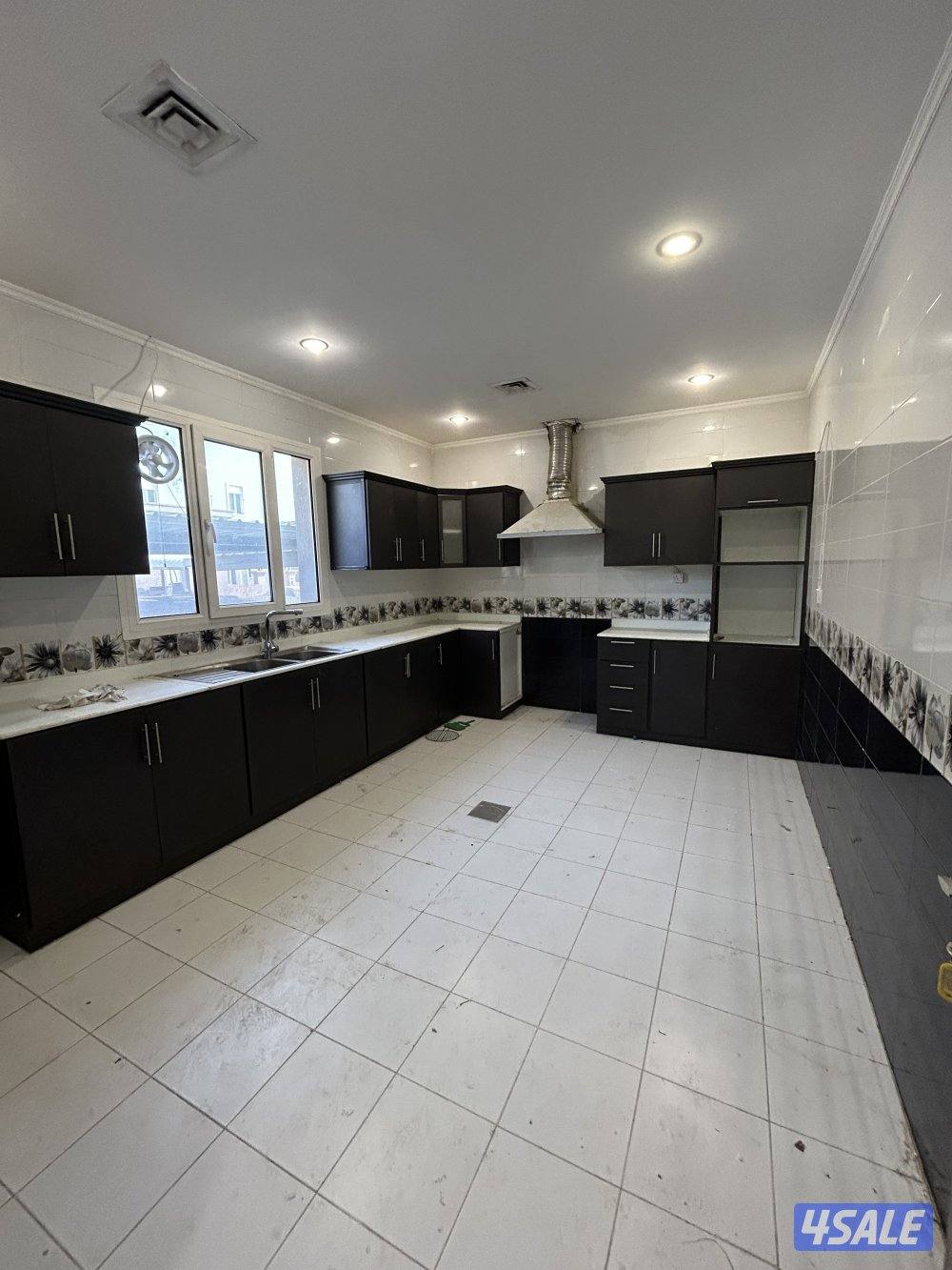 للإيجار في جابر الاحمد دور أرضي كامل وشقق4