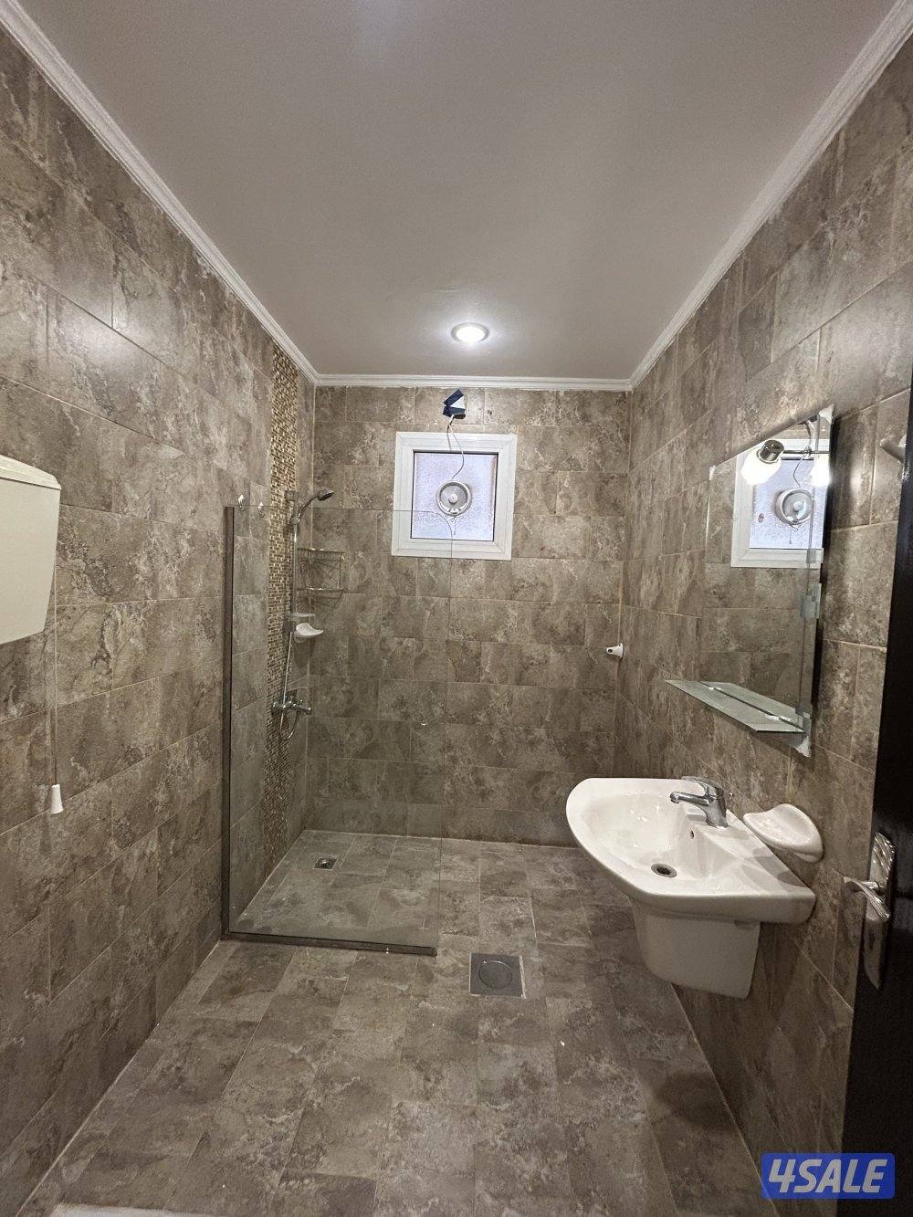 للإيجار في جابر الاحمد دور أرضي كامل وشقق5