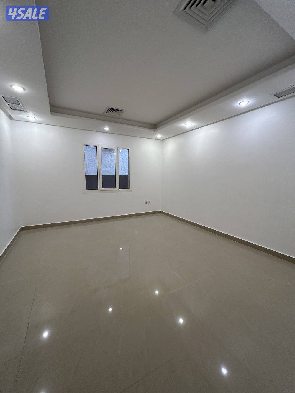 للإيجار في جابر الاحمد دور أرضي كامل وشقق6