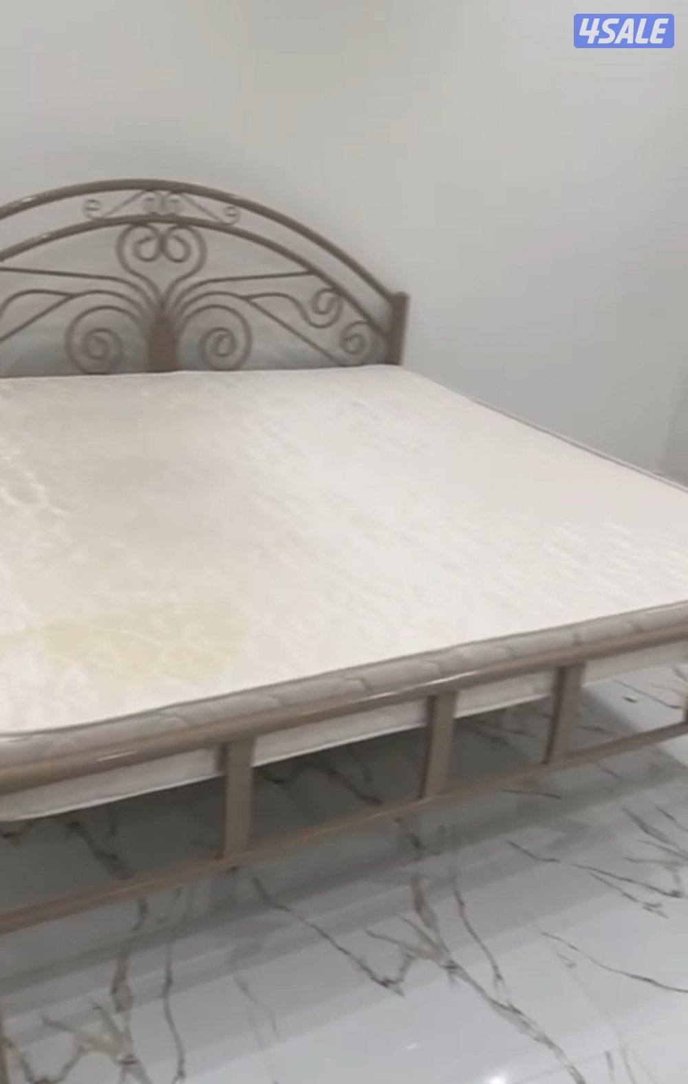 للبيع سرير حديد مع فرش طبي0