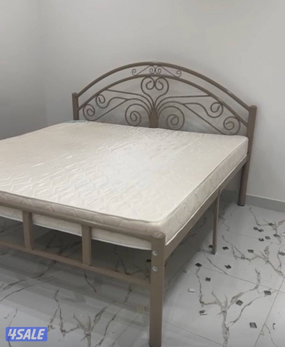للبيع سرير حديد مع فرش طبي1