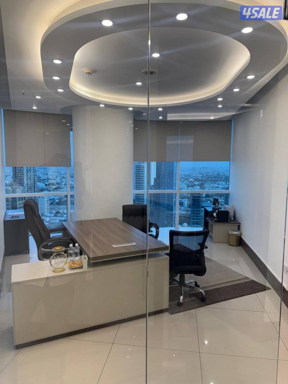للبيع مكتب تجاري عليه ٥ تراخيص مع كامل الاثاث دور ٢٩ مركز الصفاة4