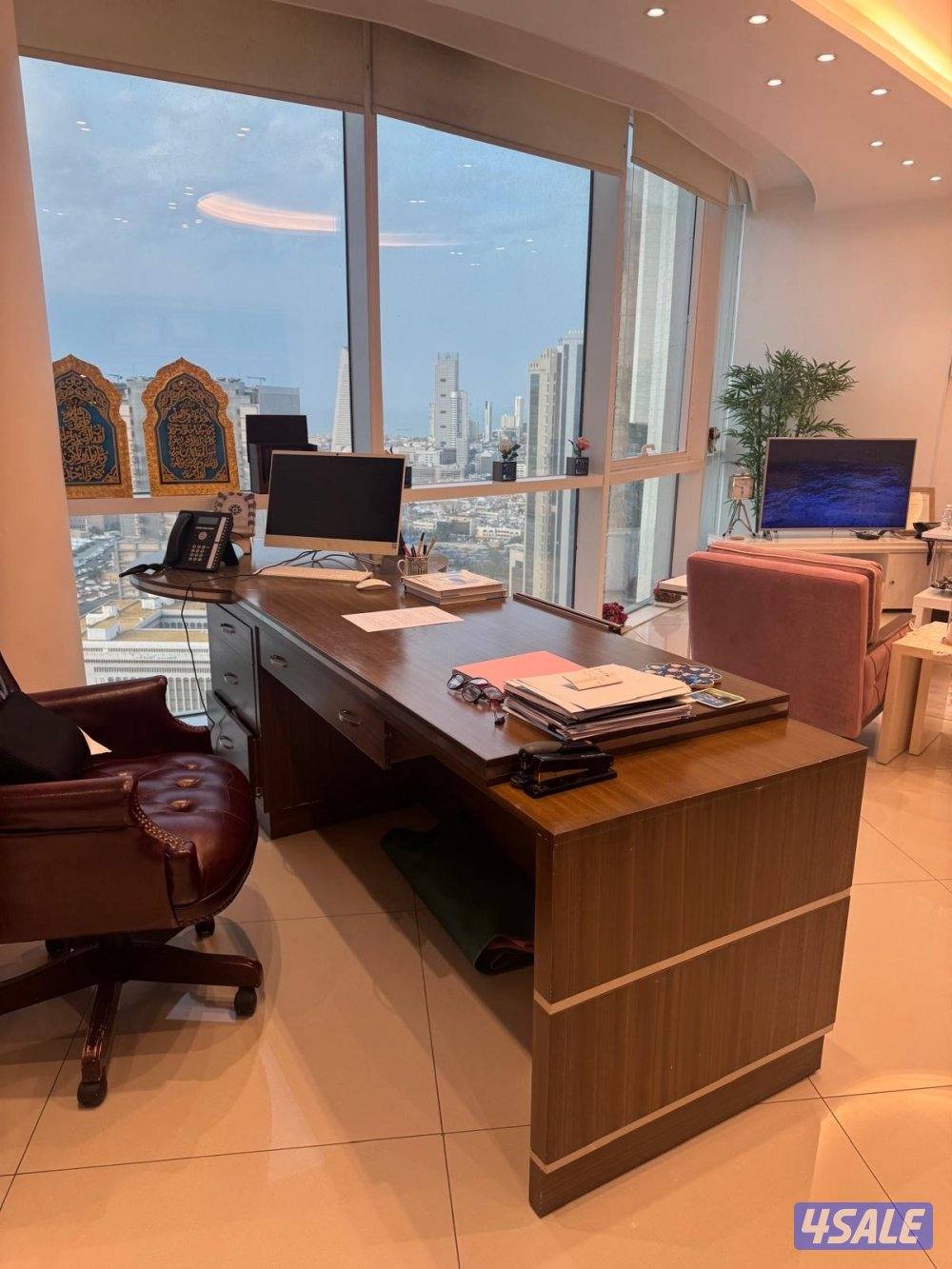 للبيع مكتب تجاري عليه ٥ تراخيص مع كامل الاثاث دور ٢٩ مركز الصفاة9