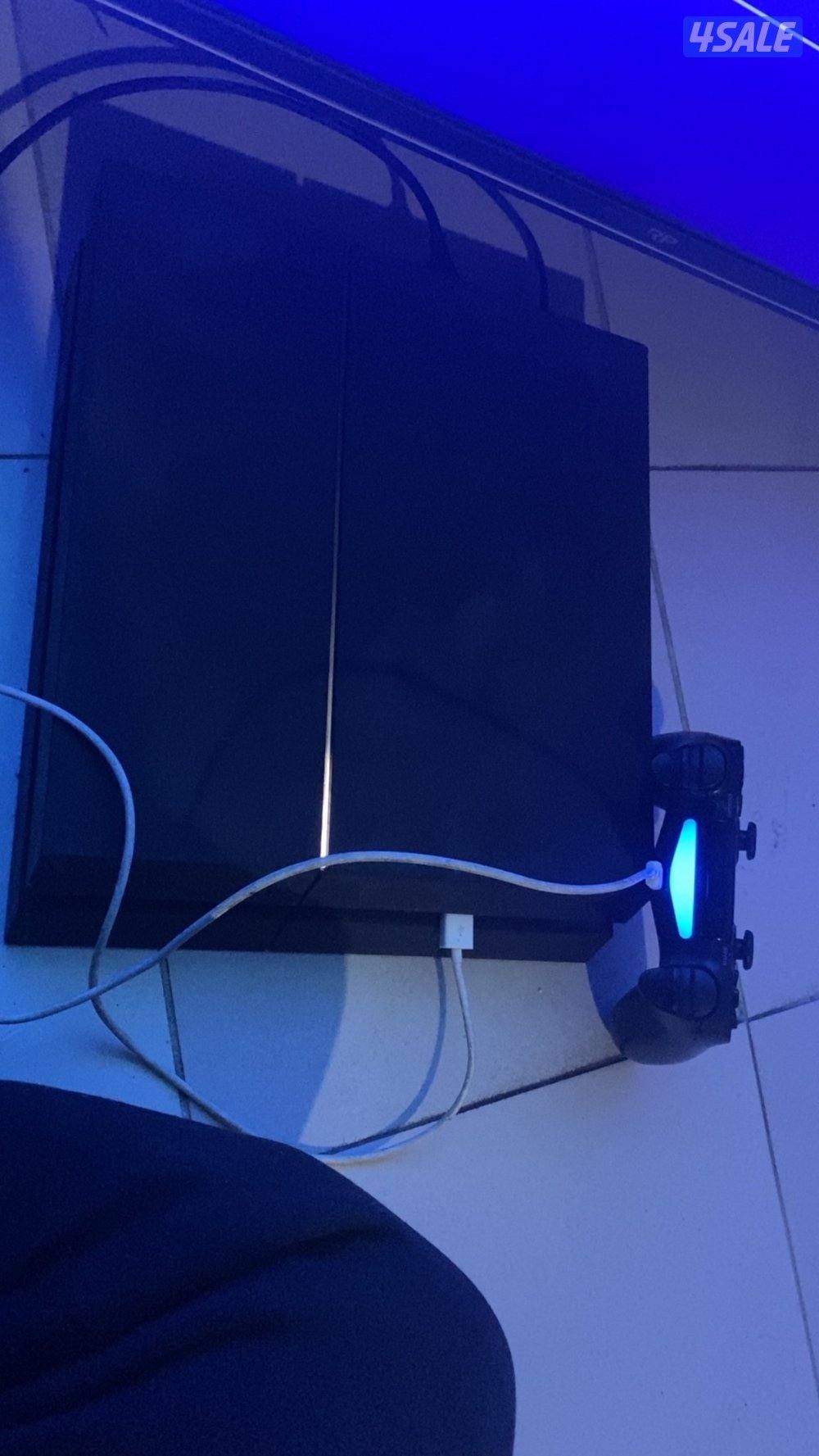 للبيع سوني ٤ مع ٦ اشرطه1