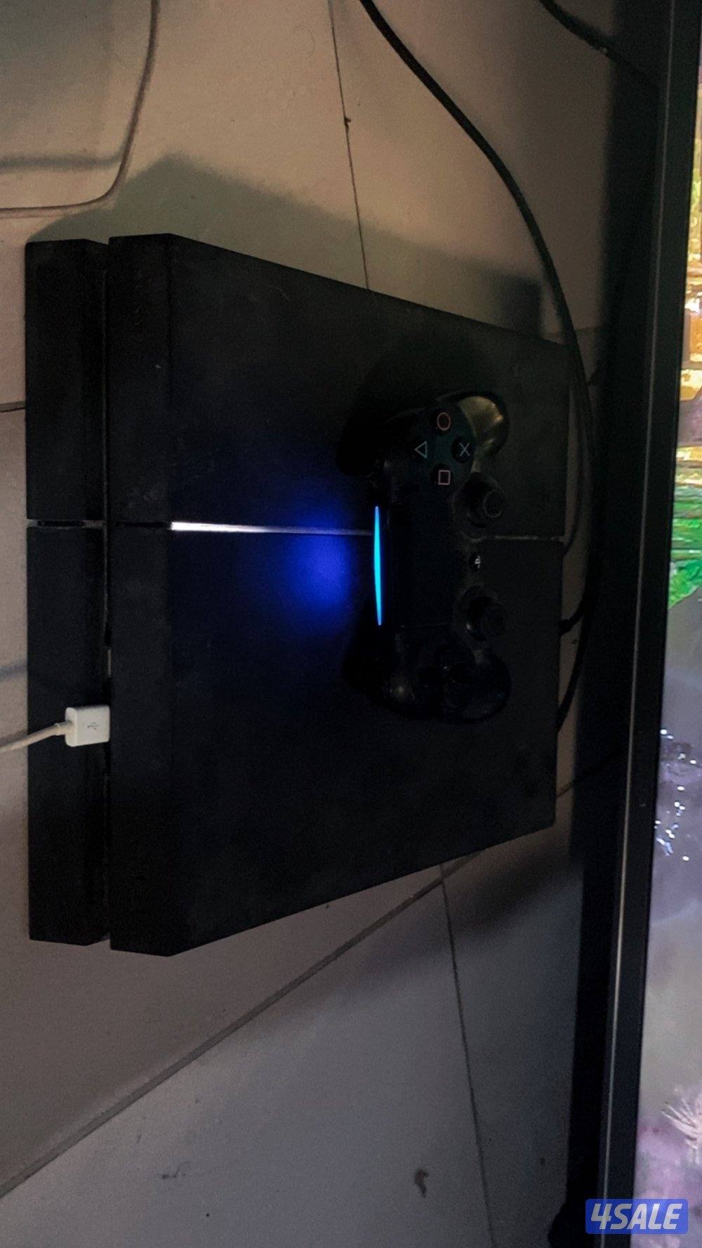 للبيع سوني ٤ مع ٦ اشرطه2