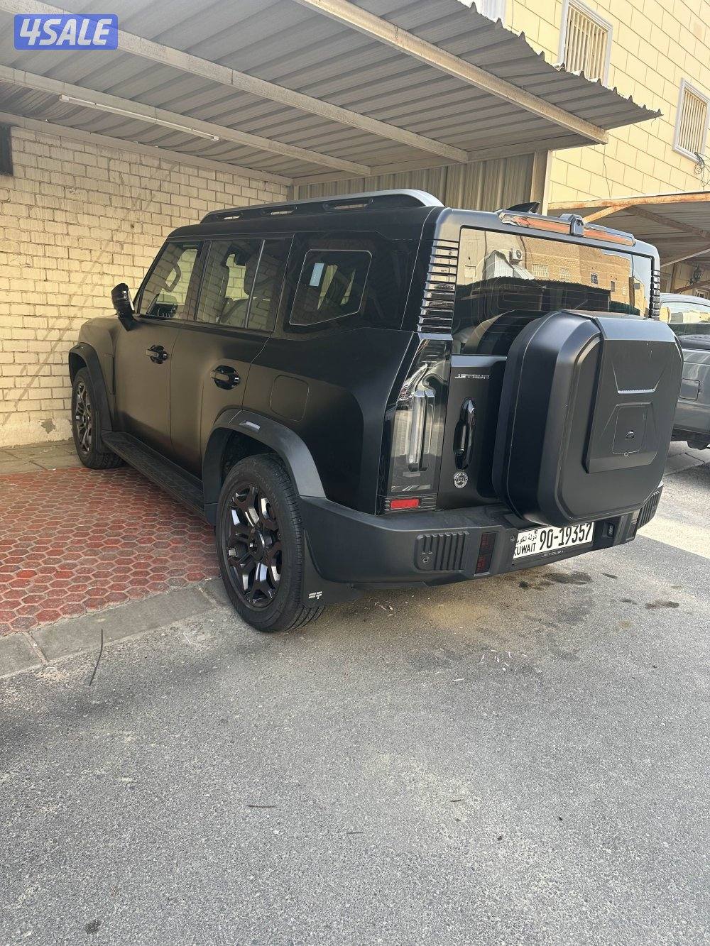 صبغ الوكاله اللون اسود وعليه حمايه ربع مطفي شرط الفحص1