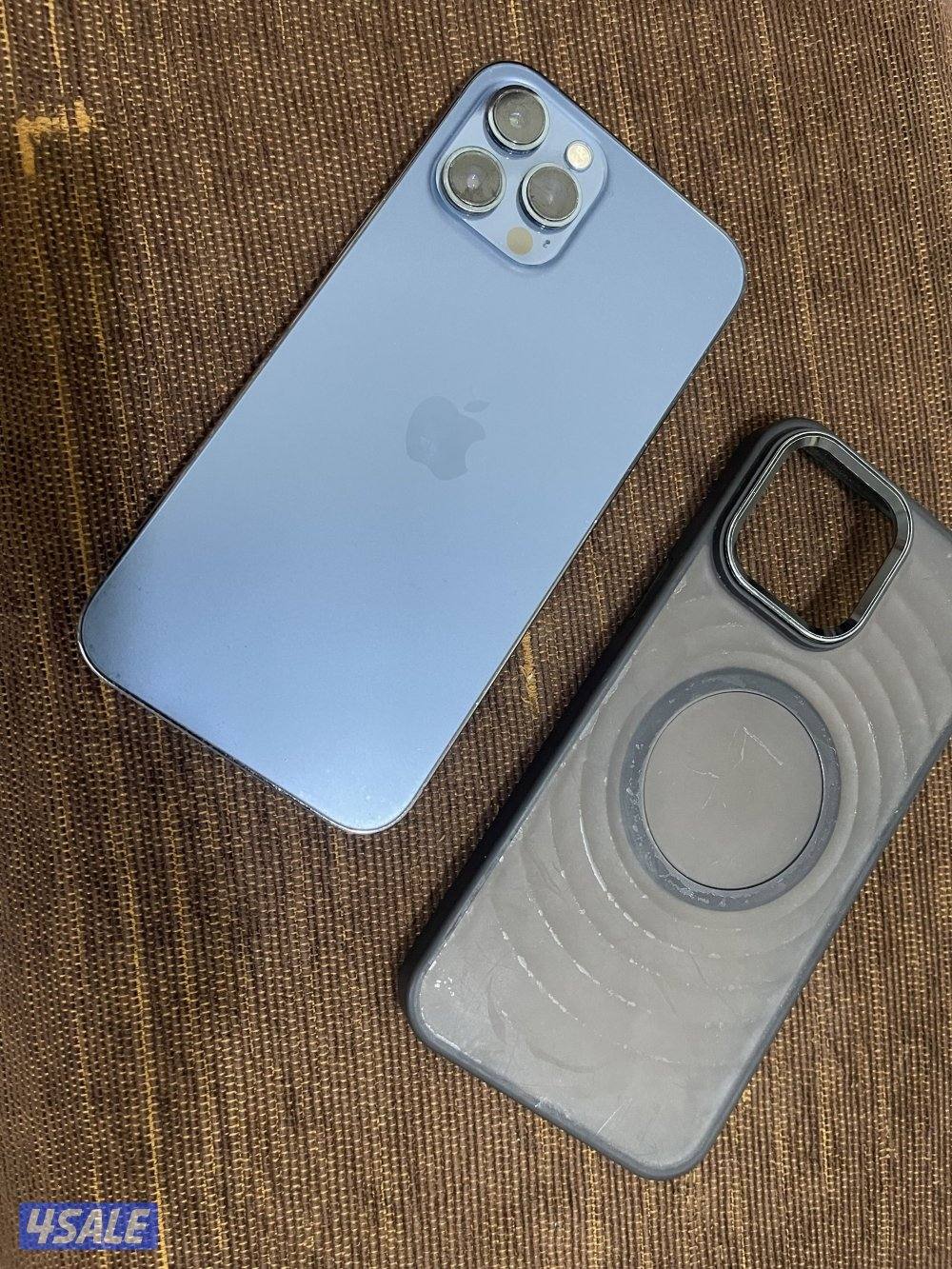 ايفون 12برو ماكس لون ازرق 256 قيقا مو مفتوح ولا مصلح مع كفر0