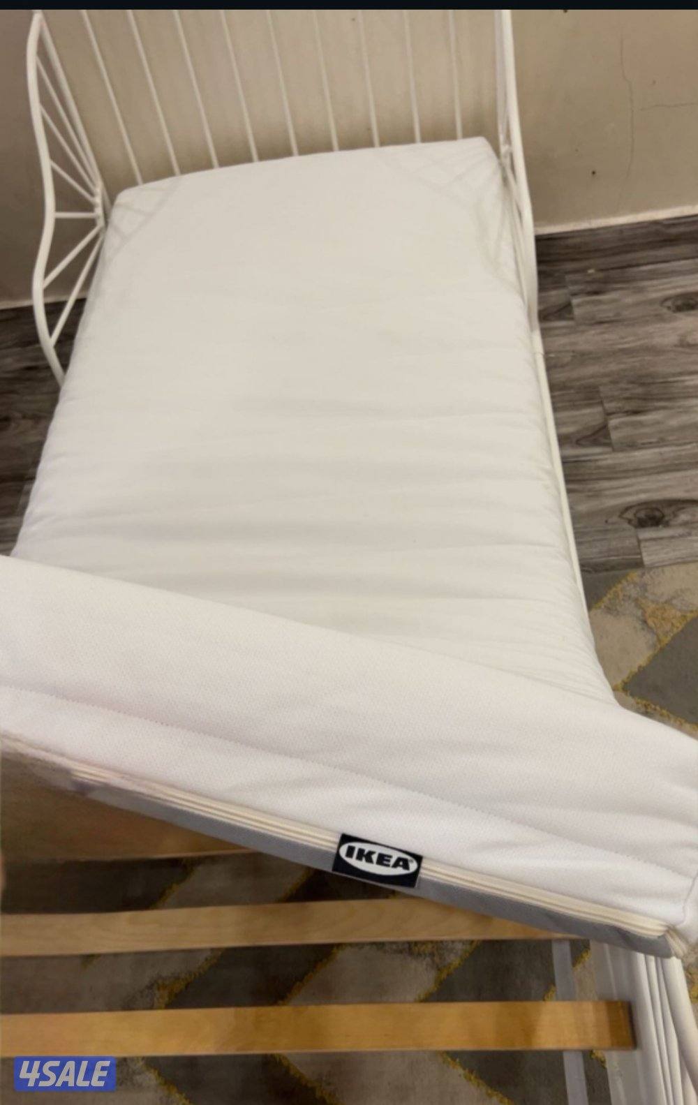 سرير من اكيا مع ماترس  ومراه حائط كبيره من هوم سنتر0
