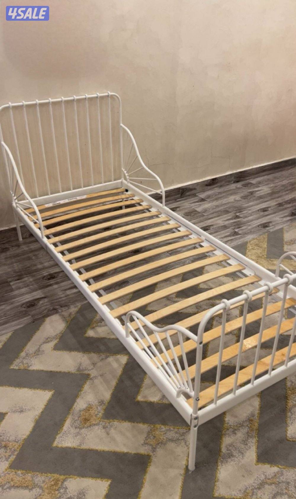 سرير من اكيا مع ماترس  ومراه حائط كبيره من هوم سنتر1