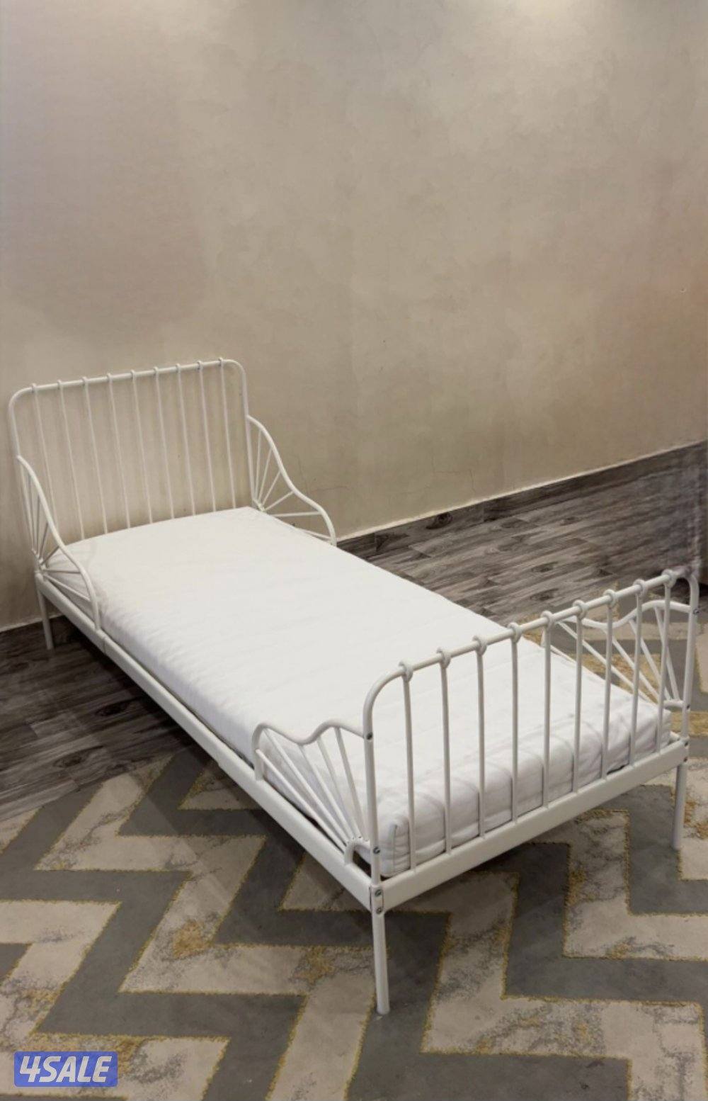 سرير من اكيا مع ماترس  ومراه حائط كبيره من هوم سنتر4