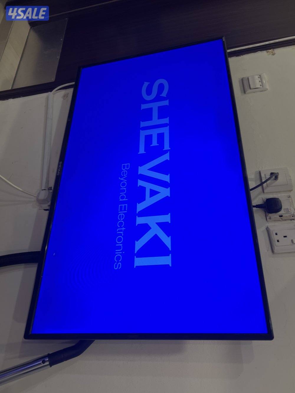 تلفزيون 50 بوصة نظيف مع ستاند بسعر مناسب1