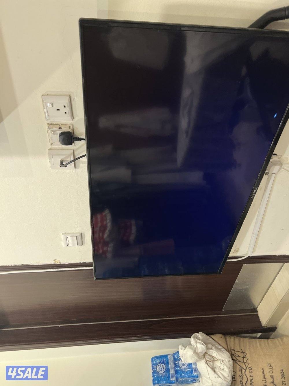 تلفزيون 50 بوصة نظيف مع ستاند بسعر مناسب3