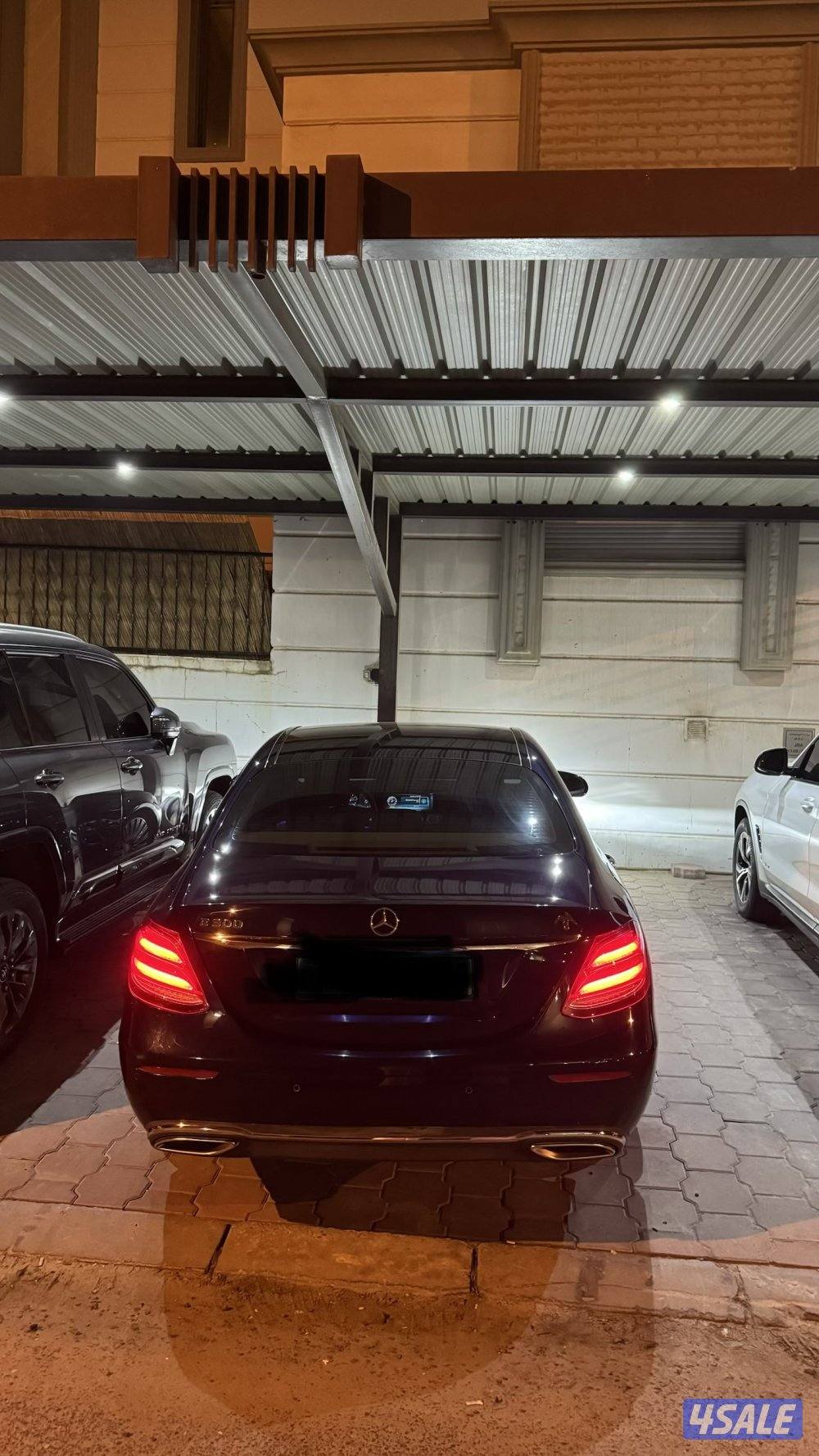 مرسيدس 2017 E300 كامل المواصفات ممشى ٨٢ الف صبغ وكاله خالي من الحوادث0