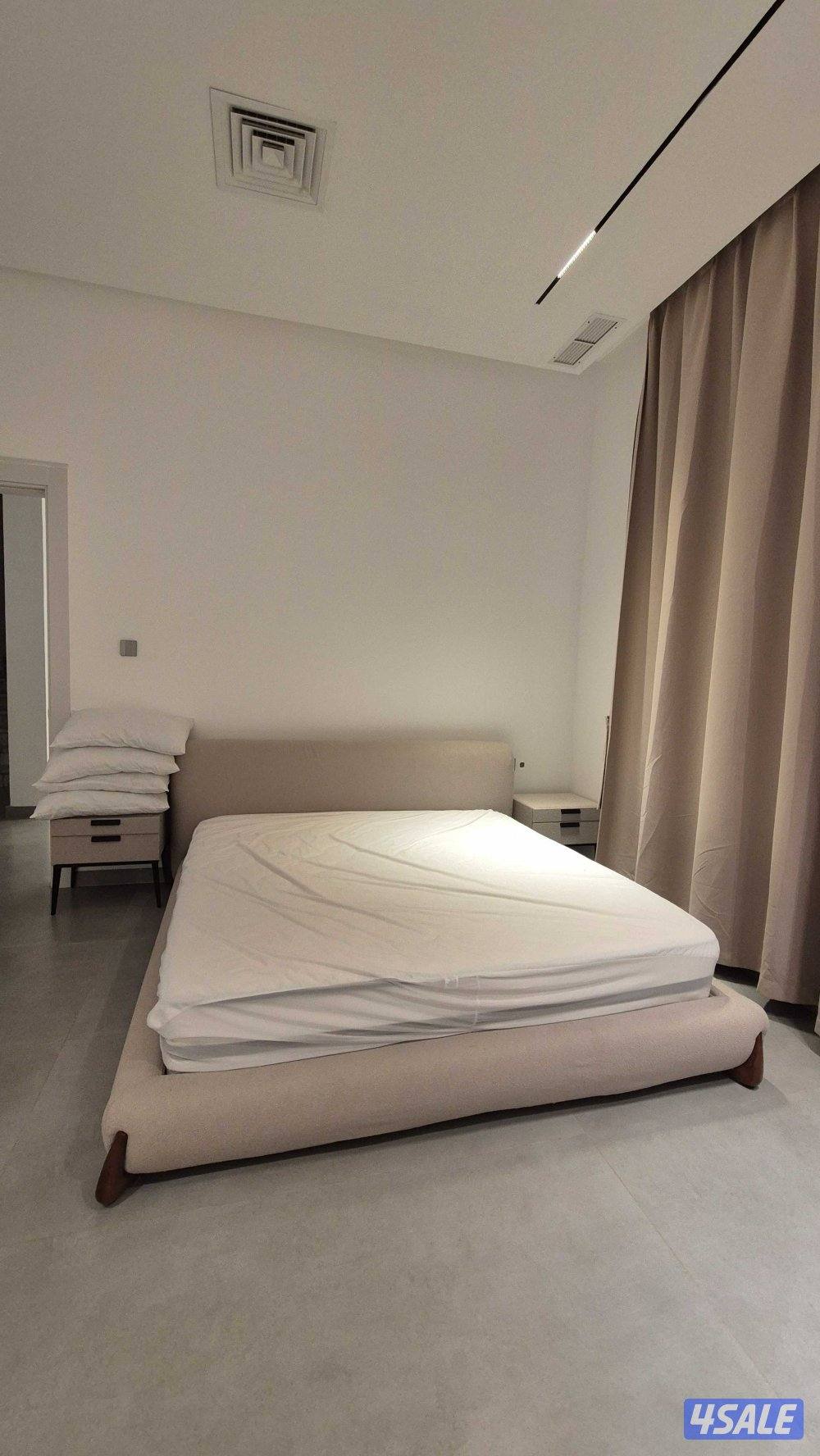 سرير نفرين فخم +ماترس جوده عالية +٢ كومدين0