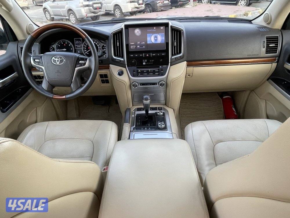 للبيع لاند كروزر VXR موديل 2017 وارد قطر7