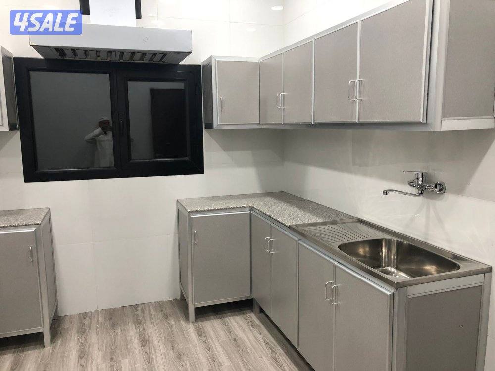 شقة للايجار ثلاث غرف ومنهم ماستر، وصاله ومطبخ مجهز وغرفة للعاملات0