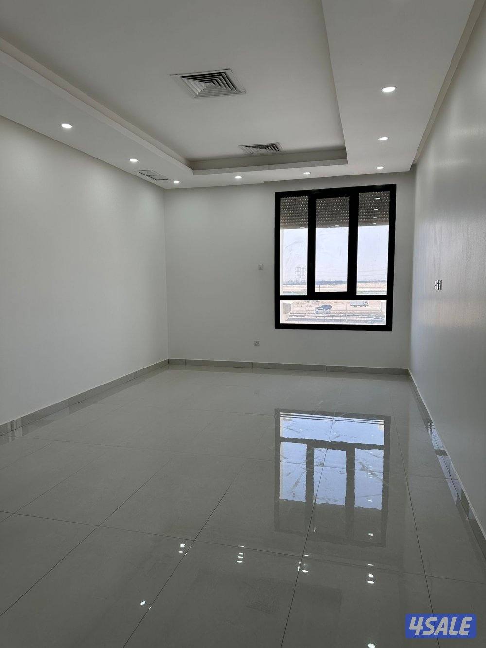 شقة للايجار ثلاث غرف ومنهم ماستر، وصاله ومطبخ مجهز وغرفة للعاملات1