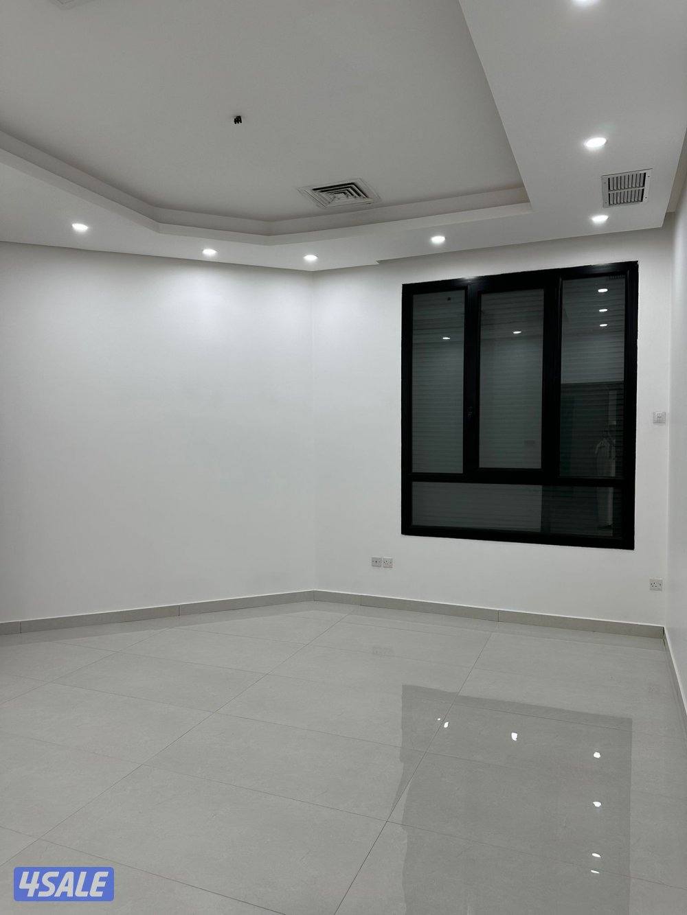 شقة للايجار ثلاث غرف ومنهم ماستر، وصاله ومطبخ مجهز وغرفة للعاملات2