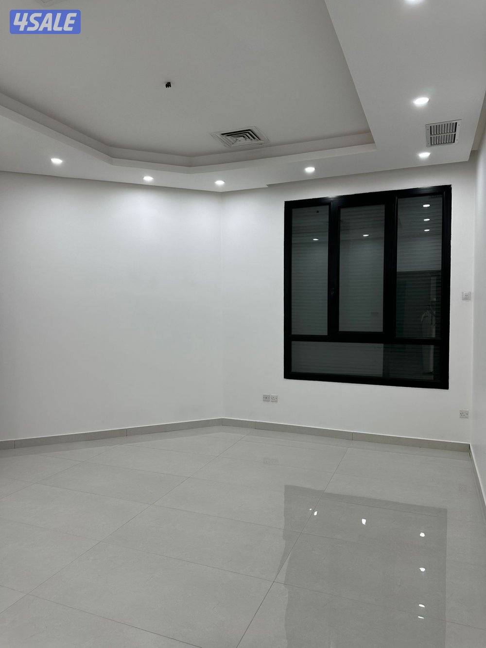 شقة للايجار ثلاث غرف ومنهم ماستر، وصاله ومطبخ مجهز وغرفة للعاملات3