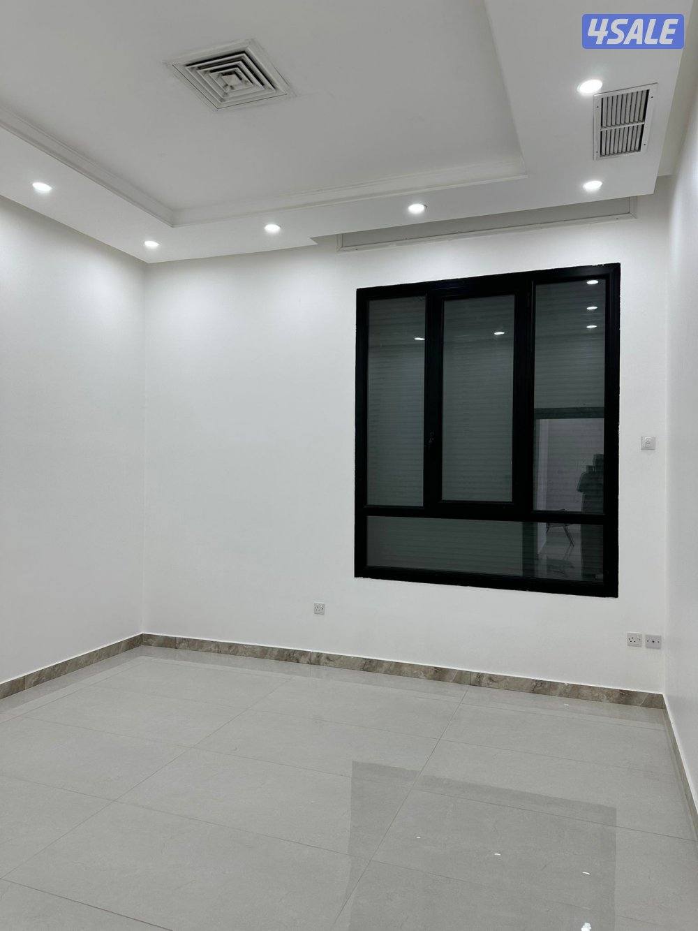 شقة للايجار ثلاث غرف ومنهم ماستر، وصاله ومطبخ مجهز وغرفة للعاملات4