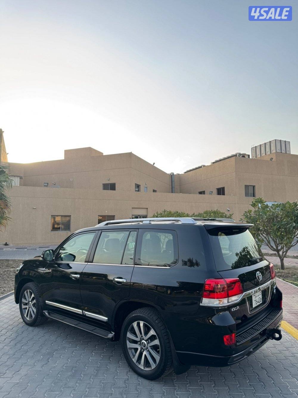 للبيع لاند كروزر 2016 VXR بحالة الوكالة3
