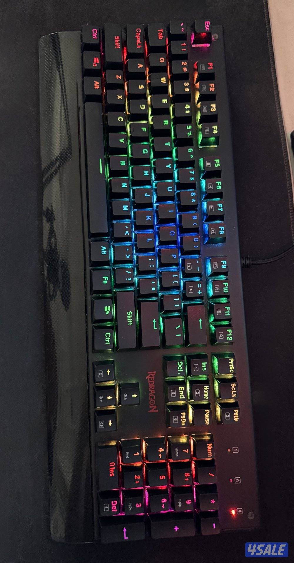 كيبورد redragon نظيف الازرار زرقه واربعه حمرا RGP0