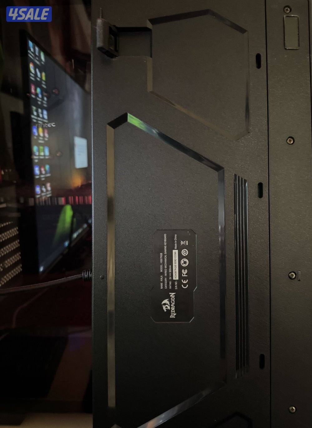 كيبورد redragon نظيف الازرار زرقه واربعه حمرا RGP2